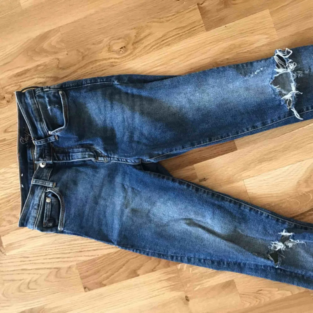 Jeans från Gina Tricot m slitning på knät. Jeans & Byxor.