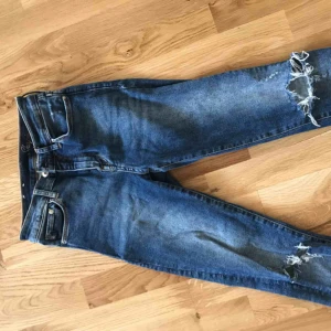  - Jeans från Gina Tricot m slitning på knät