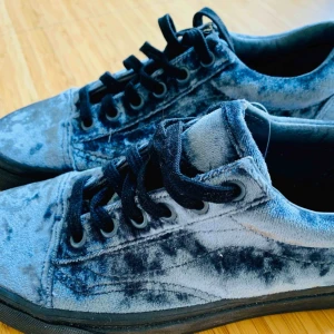  - De klassiska skateskorna från VANS kom i en sensuellt krossad sammet under AW18. Superhärlig sneaker inför hösten men jag använder en större storlek så denna våffelsulan är helt otrampad - NYA!