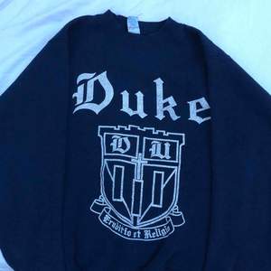 Second hand Duke sweatshirt. Storlek M. Ej använd, säljer pga fel storlek. Möts upp i Sthlm annars står köparen för frakten :)