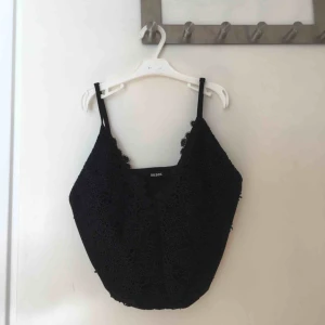  - Lite croppat partylinne från BikBok strl S  Superfint och i nyskick.  Kan hämtas i Spånga/Vällingby eller så står köparen för frakt via Postnord. 