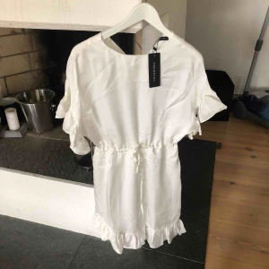  - Super söt vit klänning, aldrig använd! Stl 36 :) köparen betalar för frakten :)