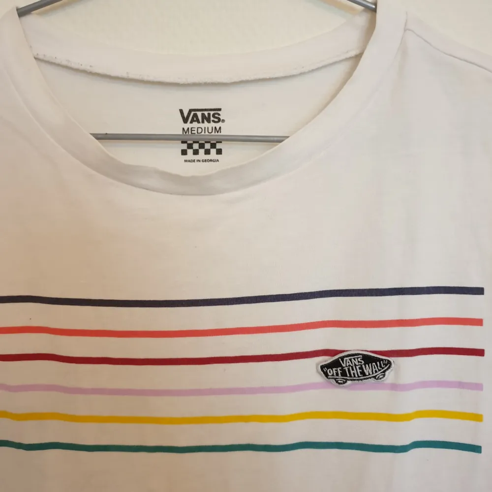 Säjer dehär frächa vans t-shirten pga. för liten för mig. Den är lite liten i storleken men om man vill att den ska sitta lite tight är de perfekt;) Har haft på mig kanske 5 gr. så den känns som ny!. T-shirts.