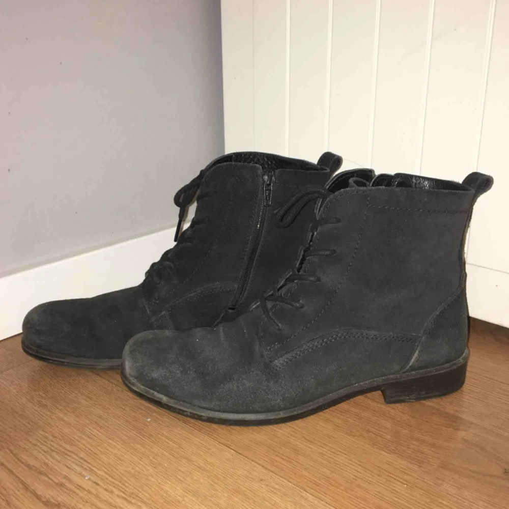Svarta boots/stövletter i äkta mocka från Ecco. Skorna är i bra skick, men är använda. Jättesköna på hösten, de värmer bra och funkar i alla väder!. Skor.