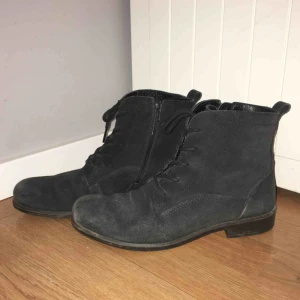  - Svarta boots/stövletter i äkta mocka från Ecco. Skorna är i bra skick, men är använda. Jättesköna på hösten, de värmer bra och funkar i alla väder!