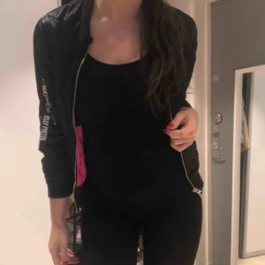  - Såååå fin bomberjacka med rosa innerfoder från Elly pistol! Den e chic och jätte fin!