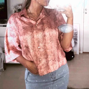  - Supersöt blus/skjorta med snakeprint från mango. Köpt i somras och aldrig använd! 