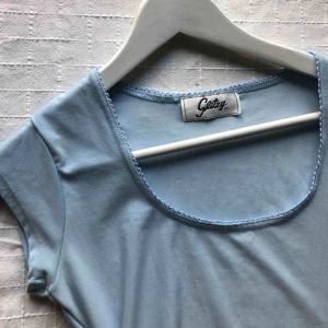  - Vintage klänning i lite tyngre, nästan sportigt tyg (90-tal) 