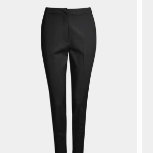  - Jättefina kostymbyxor från bikbok, knappt använda. Högmidjande och sitter smickrande på kroppen. Nypris 399, storlek xs men skulle också passa s då tyget är stretchigt🔥Har även andra kostymbyxor till försäljning 🔥