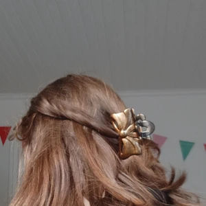 Hårklämmor  - Stora klämmor! Jag har två av varje färg :) 30kr styck frakt: 12 (skriv gärna för bättre bilder, vet att dessa är rätt fula haha, ska byta asap)