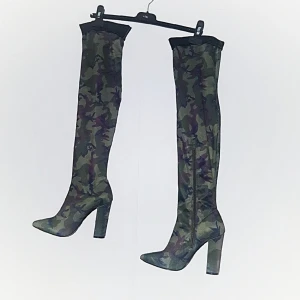  - Snyggaste skorna från NA-KD. De går till mitten av låret och sitter skitsnyggt, tyvärr är de för stora för mig som har 37. Frakt tillkommer på 63 kr ❤