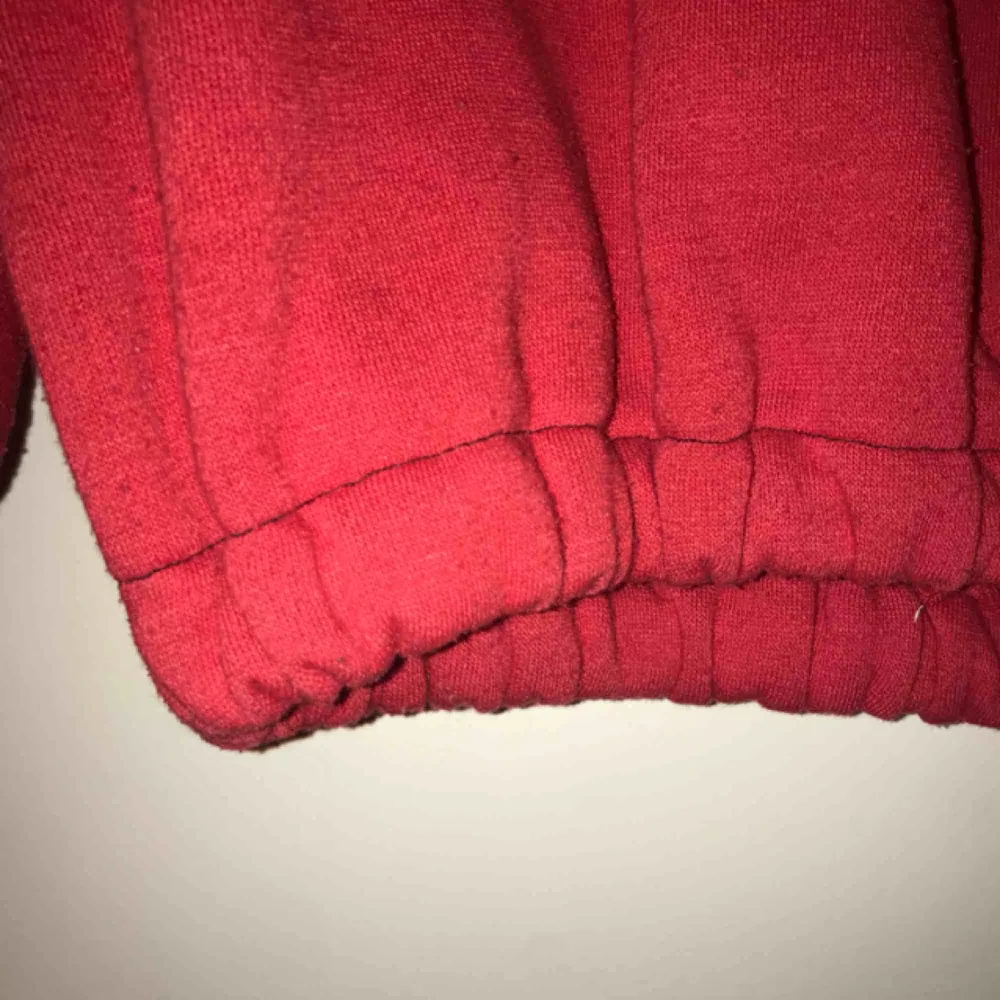 Supersnygg röd sweatshirt köpt från beyond retro. Uppsud där nere med ett resårband. Aldrig andvänd och som ny. Står att det är en L men pågrund av att den är uppsydd skulle jag anse att det är mer som en S. Hoodies.