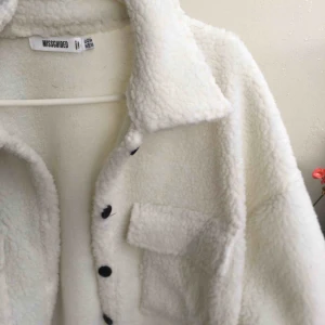 - Teddy jacka ifrån missguided , endast testad. Oversized och perfekt till hösten🍂
