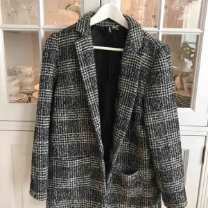  - En rutig kavaj / höstjacka från H&M i storlek 38! 