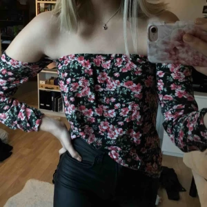  - Superfin offshouldertopp från Bik Bok. Använd ett fåtal gånger och är fortfarande som i nyskick. Den har resår så den sitter där den ska och glider inte ner alls!  Kan mötas upp i Sundsvall annars står köpare för frakt.