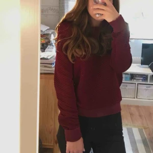  - Vinröd långärmad tröja med mönster från ONLY! Perfekt till hösten!