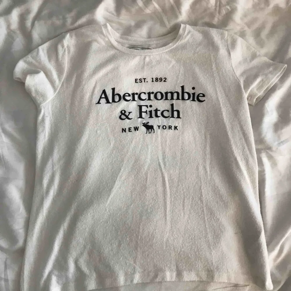 Vit T-shirt från abercrombie & fitch, storlek S. T-shirts.