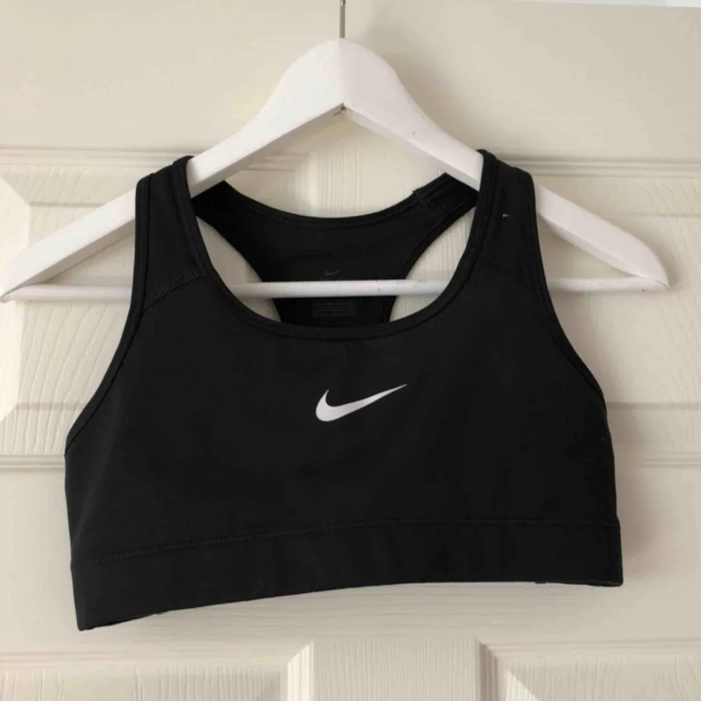 Svart nikesport bh med Nike märke på bröstet, aldrig använd då den är för liten. . Övrigt.