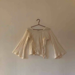  - Tröja i 70tals stil med vida armar. 