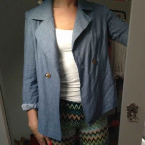  - Tunn kavaj från Na-kd. Säljer endast till den som kan mötas upp i Helsingborg,postar inte.