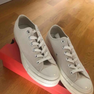  - Helt nya, helt oanvända Chuck Taylor Converse-skor. Fräsch beige färg på dem! :)