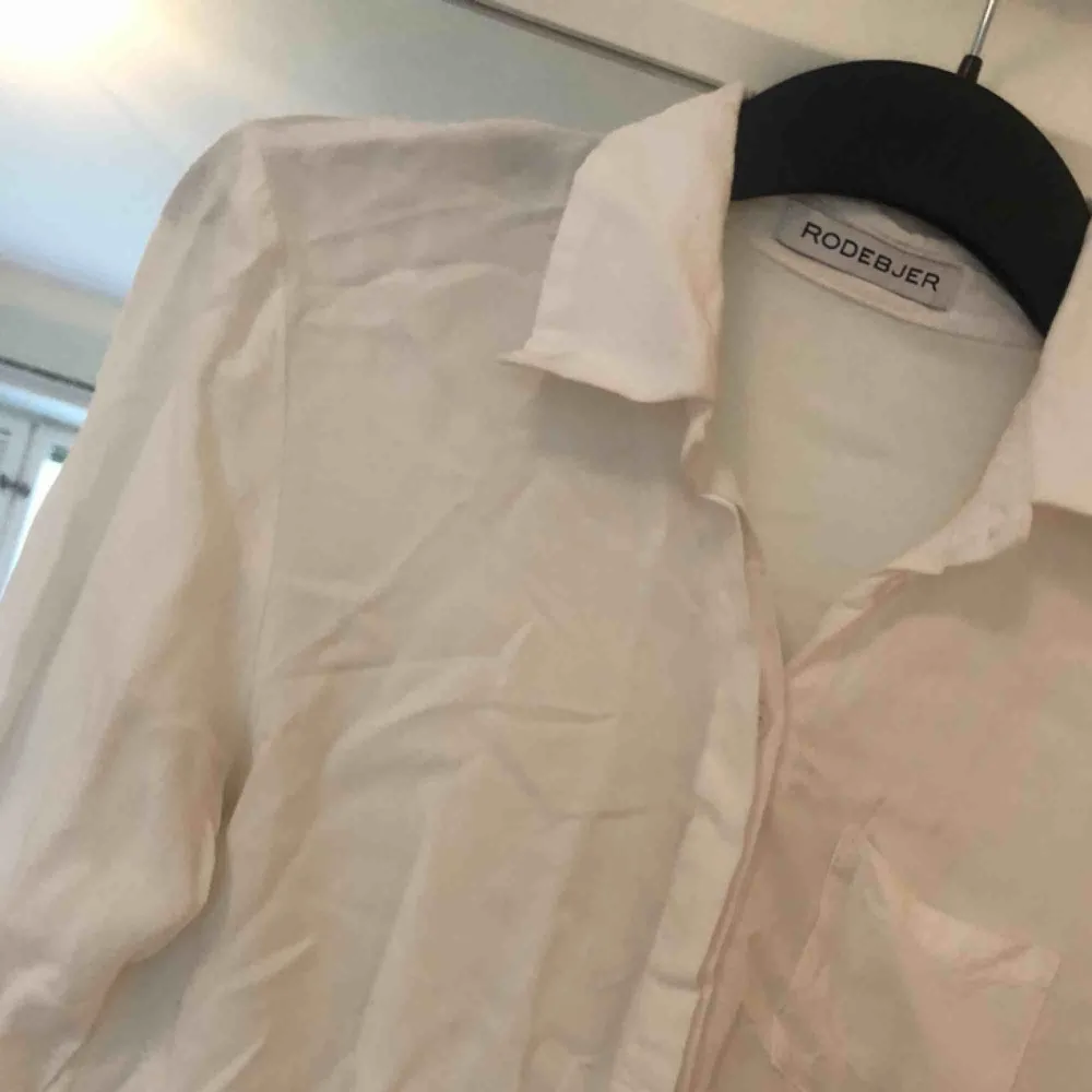 Säljer en jättefin, vit skjorta från Rodebjer då den är för liten för mig.   Kan mötas upp i Stockholm eller skicka, frakten går då på 50 kr.  . Skjortor.