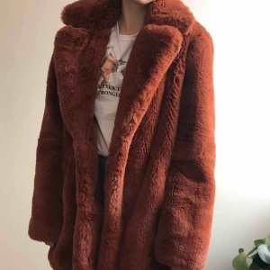  - Jacka från bershka. Använd två gånger, köpt förra året. Nypris 1100kr. Strl M ej riktig päls