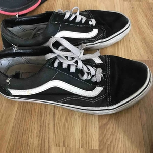  - Vans som är väldigt slitna nästan hål i ena hälen