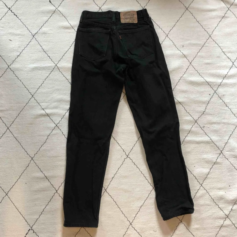 Levis 882 svarta vintage. Höga raka Levis jeans som sitter supersnyggt på. Passar dig som har lite bredare höfter och smalare midja jmf Levis 501. Möts upp i Stockholm eller skickas mot frakt. . Jeans & Byxor.