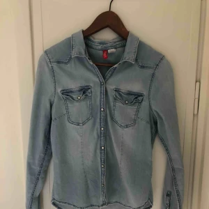  - Ljus jeans-skjorta kanonsnyggt