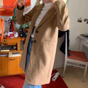  - Ullkappa från zara ”masculine wool coat”, beige, nyskick strl s, nypris 799