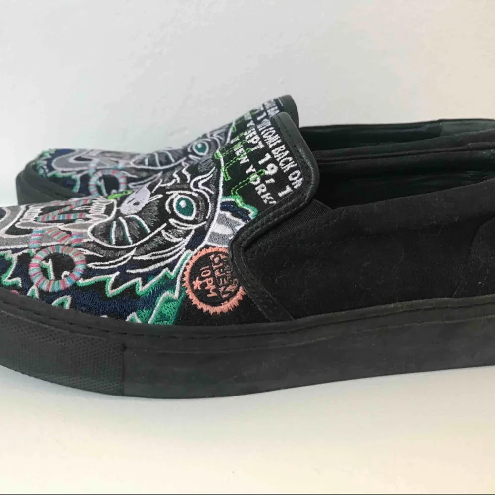 Kenzo sneakers i storlek 38. Aldrig använda så superfint skick! Dustbag finns kvar. Frakt tillkommer . Skor.