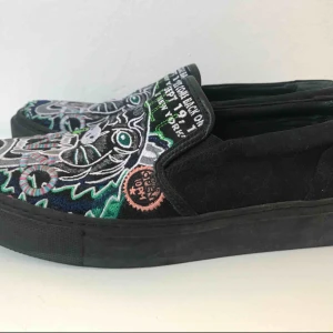  - Kenzo sneakers i storlek 38. Aldrig använda så superfint skick! Dustbag finns kvar. Frakt tillkommer 