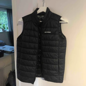  - Först till kvarn!! Säljer min supersnygga väst som är perfekt till hösten, passar mig som har S vanligtvis. Möts upp i Enskede eller Stockholm C💕