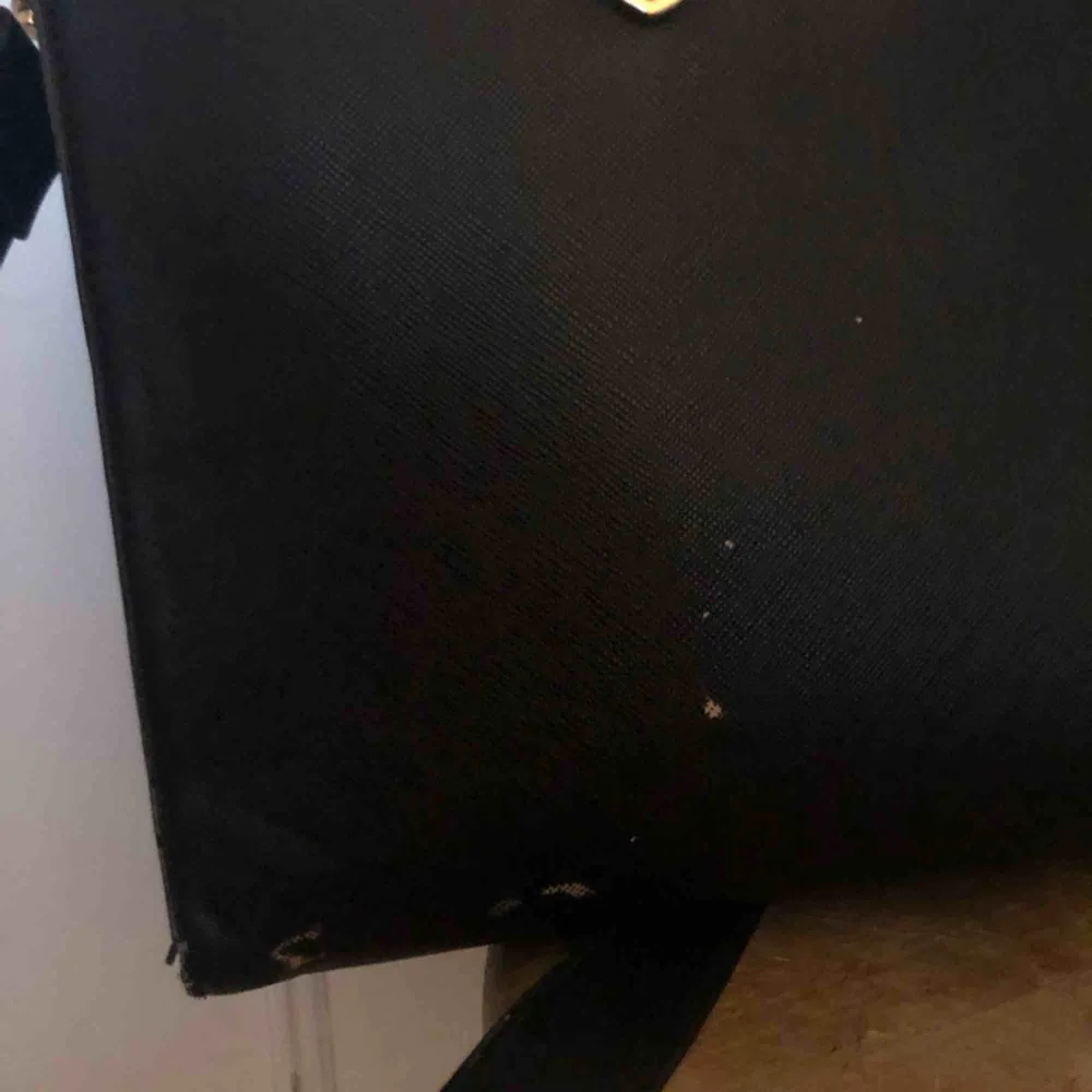 Säljer en super fin handväska från h&m då jag ej använder den längre. Har haft väskan i ungefär 2 år men den är i fint skick. Väskan har några foundation fläckar på sig som kan ses på bild nummer 3. Möts upp i Örebro, annars står köparen för frakten;). Väskor.