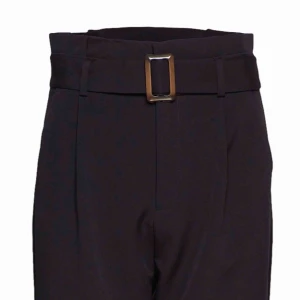  - Snygga kostymbyxor från Gina Tricot! Använda 2 gånger så i fint skick :) Storlek 34 men passar mig som är 36. 