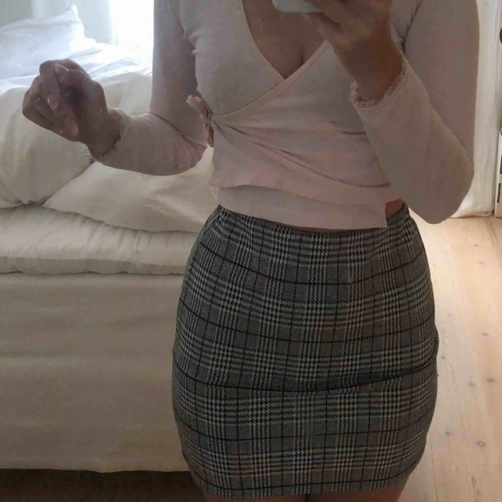 Trendig och fin kjol från h&m, använda 2-3 gånger bara Ett band i midjan som gör att de går in o blir tajtare👍🏼 ^Frakt avgörs på vikt^. Kjolar.