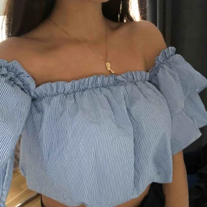  - Cropped off shoulder blus från chiquelle. Använd ca 2 gånger. Köparen står för frakt:)
