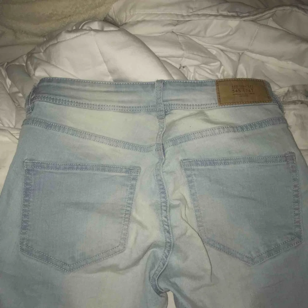 Super snygga jeans som sitter jätte skönt och formar bra. Storlek s/m Liknar jeggings i materialet. Knappt använda Mellanmidjade men ganska höga.. Jeans & Byxor.