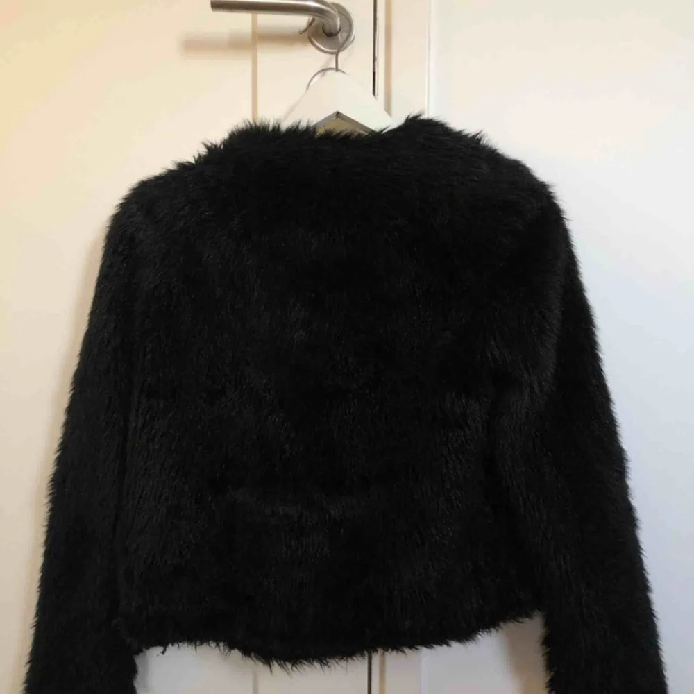 Säljer denna faux fur jacka från Stand. Storlek 34, svart färg. Nypris 2000kr, säljer för 250. Jackan är använd men fortfarande i ett fint skick! . Jackor.