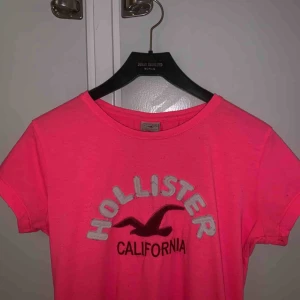  - Fake ceriserosa Hollistertröja. Relativt fint skick för att vara oäkta. Frakt tillkommer<3