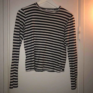 Lång armad NA-KD - Tröja från Na-kd, tunn lång armad. Använd men inte sliten.