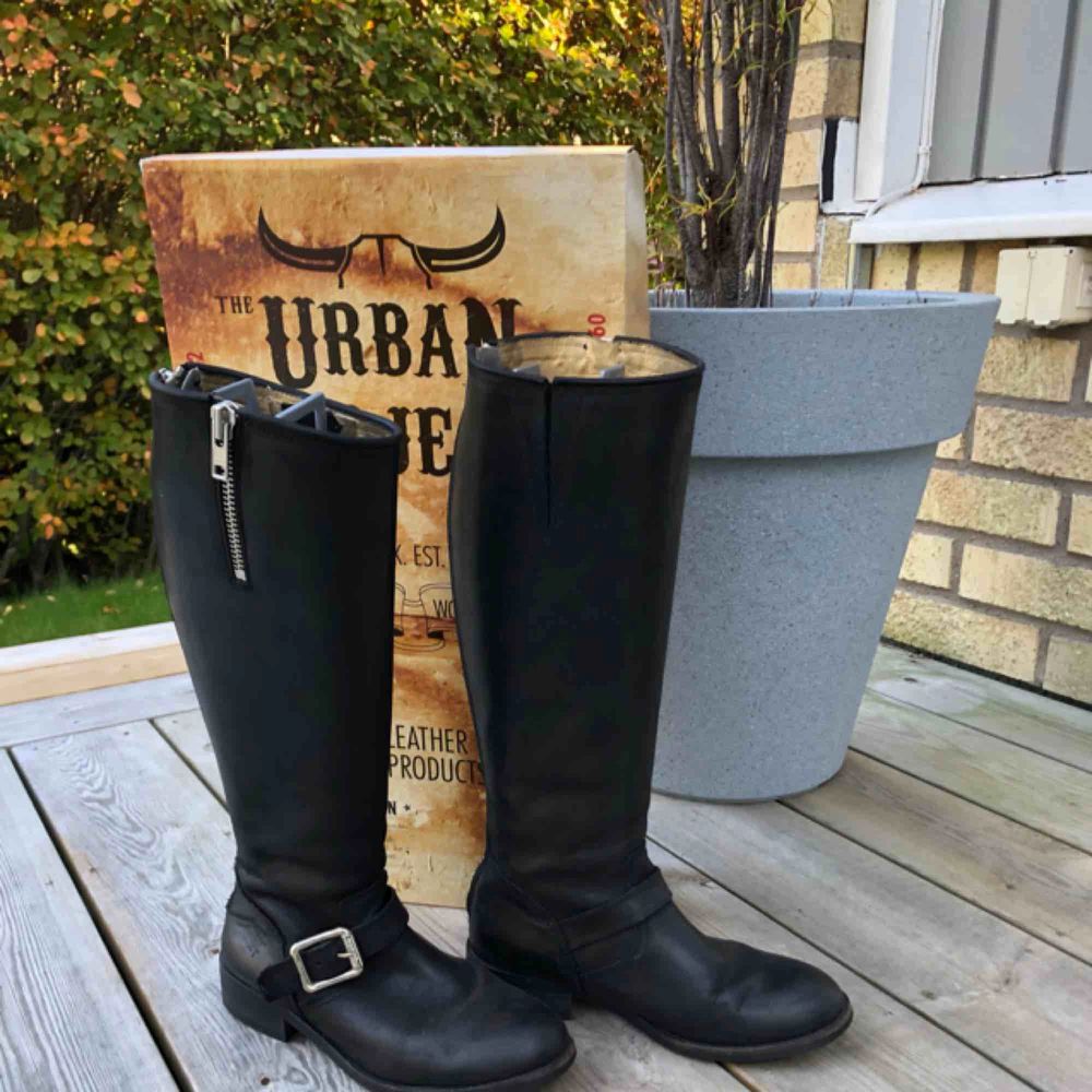 Supersnygga höga svarta boots från urban project, äkta läder, nypris 2300kr, strl.38, perfekta till vinter och höst!  Köpare står för frakt. Skor.