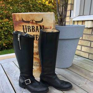 Supersnygga höga svarta boots från urban project, äkta läder, nypris 2300kr, strl.38, perfekta till vinter och höst!  Köpare står för frakt