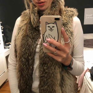  - Säljer en fake päls fäst jacka från only. Säljer då jag har byt stil och aldrig kommer till användning. Den passar även S;)  M frakt påse: 59kr L frakt påse: 79kr