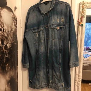  - Jeansjacka lång modell från Monki