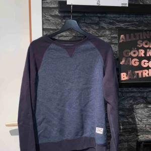  - Långärmad tröja köpt på cubus för många år sen. Har legat i min garderob i säkert 4 år. Köparen står för frakten. 