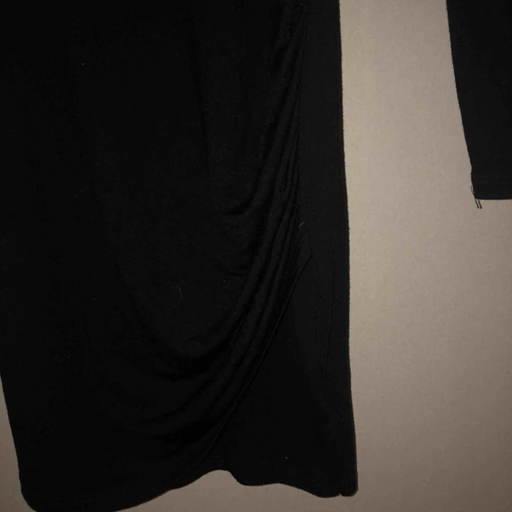 Plain svart klänning med shorts inuti så går att röra sig fritt! Superfin men kommer inte till användning. Aldrig använd, frakt tillkommer❤️. Klänningar.