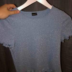 Blå, glittrig tröja (inte stickig) använd en gång!👍🏼 frakt tillkommer!!🥰