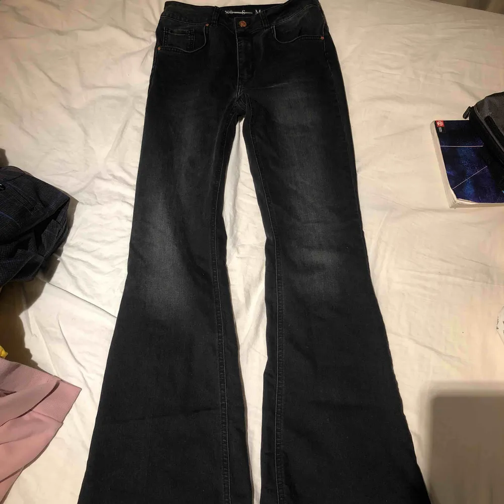 Svarta bootcut jeans från bikbok behöver komma till användning. Säljer dem då jag har byt stil och inte använder sådan typ av byxor. Dem är som nytt, inga slitningar:). Jeans & Byxor.